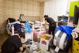 一家三口99㎡的家实在太乱，杂物如山，请9名整理师7小时收拾干净图片