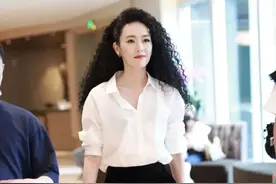 童瑶嫁给富商后烫了羊毛卷，穿白衬衫+黑短裤，38岁美出新高度图片