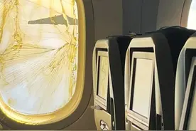 吓人！波兰飞美国波音787一客舱窗户破裂 飞行员立即降低高度飞行图片