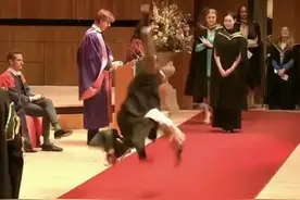 毕业典礼上玩空翻，中国女留学生惊艳全场，网友：中国人都会功夫这事解释不清了图片