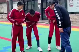 河南一秒入冬，老师挨个检查学生是否穿秋裤图片