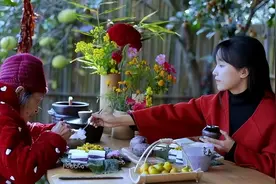 网红严素穿超短裙做农活，弯腰下蹲，网友：封杀图片