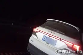“超”危险！应急车道内酣睡？交警上线“叫醒服务”图片