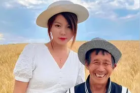 50岁光棍捡到一弃婴，24年后女孩身家千万，却卖掉公司带老爸旅行图片