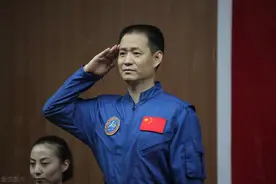 解放军航天员聂海胜，授予“八一勋章”，能否提前晋职晋衔图片