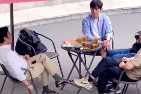 何炅汪涵私下罕见同框，何炅素颜显苍老，对面坐着的二人大有来头图片