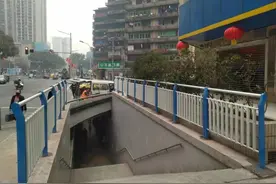 杜绝行人安全隐患 石坪桥地通道更换锈蚀护栏图片