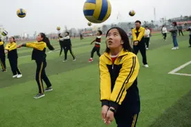 体育课上，男生的这些举动看似很掉价，实则是女生心中的“男神”图片