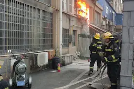 操作不当，油锅起火酿火灾！图片