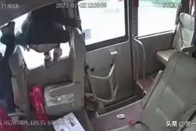 男子高速上想上厕所请求下车，被拒后开窗跳车，相关法律点解读图片
