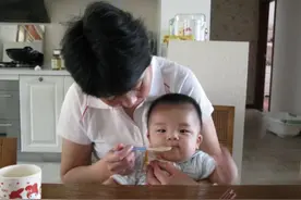 奶奶执意给孩子吃自制米粉，两个月后体检，妈妈后悔不已图片