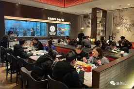 佳节聚餐 “文明餐桌”成共识，市民共享好“食”光图片