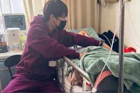 刘维母亲癌症复发紧急入院，暂时退出娱乐圈，谢娜慰问小沈阳帮忙图片