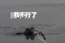 内蒙古包头 两孩子到冰上玩耍，不慎掉入冰窟窿图片