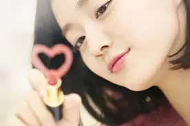 “照镜子”的英文可不是“Look at the mirror”，那英语怎么说？图片