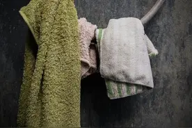 抹布又脏又油又臭，只需调配一碗水不用搓洗，10分钟油污轻松去除图片