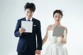下班回家，却撞见了老婆和其他男人抱在一起图片