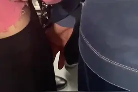 男子在地铁上猥亵女乘客被拍下，拍摄者：没制止，因为我也是女生；地铁回应：不方便报警可以发信息图片