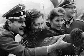 1941年的法国巴黎，德军俱乐部开遍全国，丽人美女委身德国军官图片
