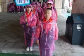 小小雨衣护学子，浓浓关爱暖人心图片