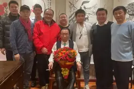 侯耀华76岁生日太冷清！桌上摆便宜烟酒，何云伟、安娜金未现身图片