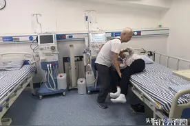 胜过无数浪漫！74岁爷爷陪老伴透析22年图片
