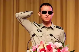 “排雷英雄战士”杜富国，与妻子王静携手，出现在妹妹婚礼现场图片