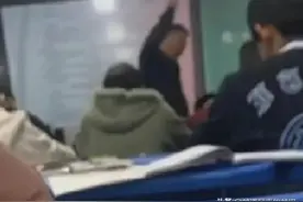 江苏泰兴打学生手心的老师，戒尺挥下时命运已交到家长手上了。图片