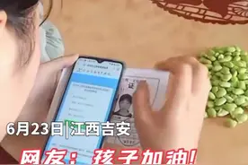 江西一女生查完成绩后，躲在卫生间哭泣，妈妈：很心疼！决定复读图片
