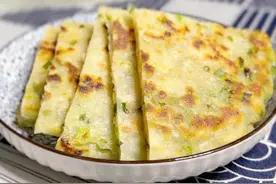 外面5块一斤的葱油饼，原来这么简单，吃起来咸香酥脆，太香了图片