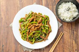 炒瘦肉直接下锅，难怪又硬又柴，炒前做好1步，香软滑嫩，不腥气图片