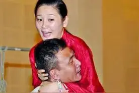 “硬汉”胡军的风流韵事，绯闻不断，妻子却为他生下一双儿女图片