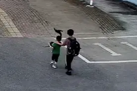 “警察叔叔，我捡到一个小孩”图片