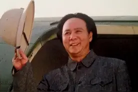1989年古月受邀参加国宴，上将杨白冰打了个招呼，吓得他连忙站起图片