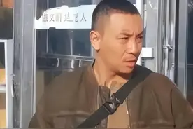 36岁释小龙近况曝光：面容沧桑毫无灵气，抽完烟后，当场端起中药图片