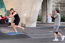 孙国豪推婴儿车遛娃，秦汉拿手机拍下温馨时刻，小孙女爱粘着爷爷图片