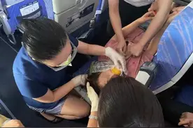 二孩妈妈身体不适 乘务员与医生共同守护 南航航班上再现“大爱无疆”感人画面图片