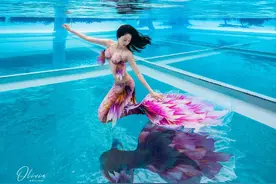 董璇带5岁女儿扮美人鱼，穿比基尼曲线一览无遗，水中拍摄太撩人图片
