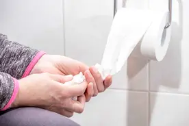 提醒：突然反复拉肚子并伴有3大症状，需警惕，这或与癌症有关！图片