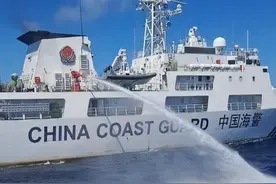 中菲南海对峙，菲舰船欲硬闯仁爱礁，遭我海警船拦截，美为菲撑腰图片