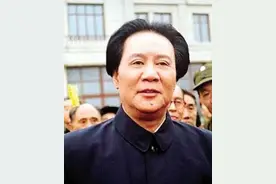 1991年，解放军上将向古月敬礼，他赶紧推辞：我这个假主席不敢当图片