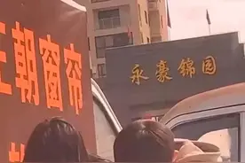 震惊🤯两名学生竟然大庭广众之下进行这种事？！图片