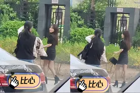 李小璐穿黑丝出门似摩登女郎，大方任路人拍照，竟撞脸柳岩？图片