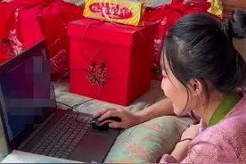 回门宴时新娘躲在房间上网课 新郎：她抽空结了个婚图片