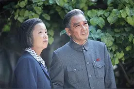 央视女主持跨界演戏，因扮演周恩来夫人走红，1个角色接拍28部戏图片