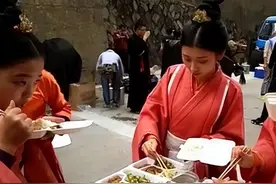 横店20万群演现状：光棍懒汉遍地，美女泛滥成灾，裸替一天赚3000图片