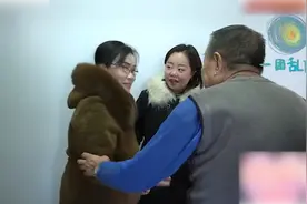79岁大爷相亲，大妈竟是他的前女友，大爷拽着她胳膊，流泪求复合图片