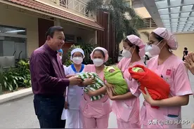 三胞胎喜获洪森总理援助图片