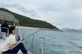 刘銮雄20岁女儿出海度假！乘4000万游艇垂钓，侧脸颜值出众图片