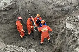 8年前，河北2岁男童坠井，“仇家”不顾危险冒死相救，一笑泯恩仇！图片